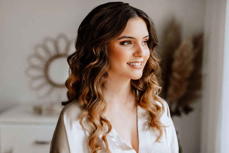 Ein romantisches Boho Brautpaar Shooting im Wald mit Alpakas beim Eventhof Kisselmühle