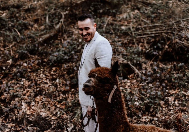 Ein romantisches Boho Brautpaar Shooting im Wald mit Alpakas beim Eventhof Kisselmühle