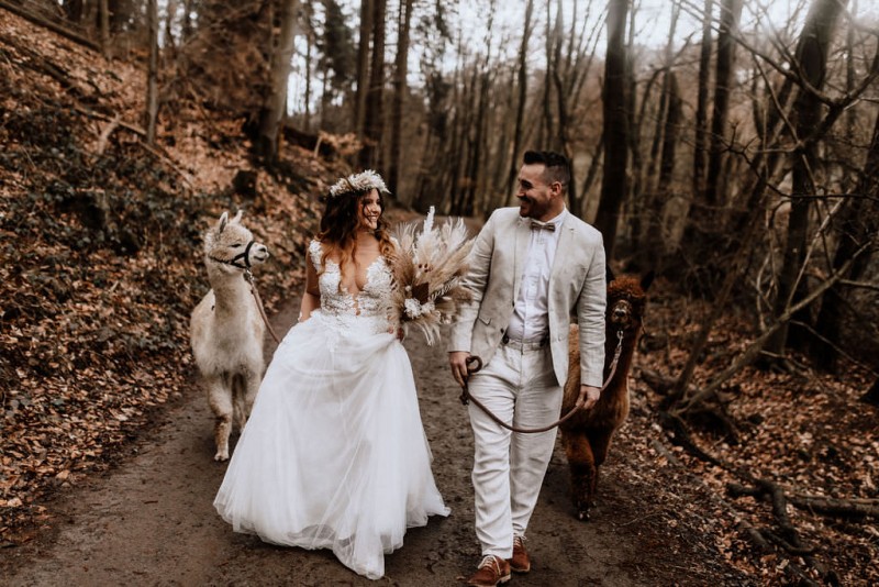 Ein romantisches Boho Brautpaar Shooting im Wald mit Alpakas beim Eventhof Kisselmühle