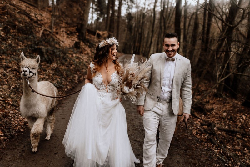 Ein romantisches Boho Brautpaar Shooting im Wald mit Alpakas beim Eventhof Kisselmühle