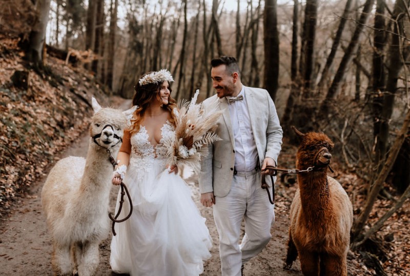 Ein romantisches Boho Brautpaar Shooting im Wald mit Alpakas beim Eventhof Kisselmühle