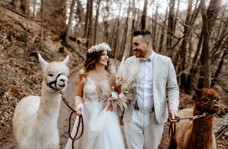 Ein romantisches Boho Brautpaar Shooting im Wald mit Alpakas beim Eventhof Kisselmühle