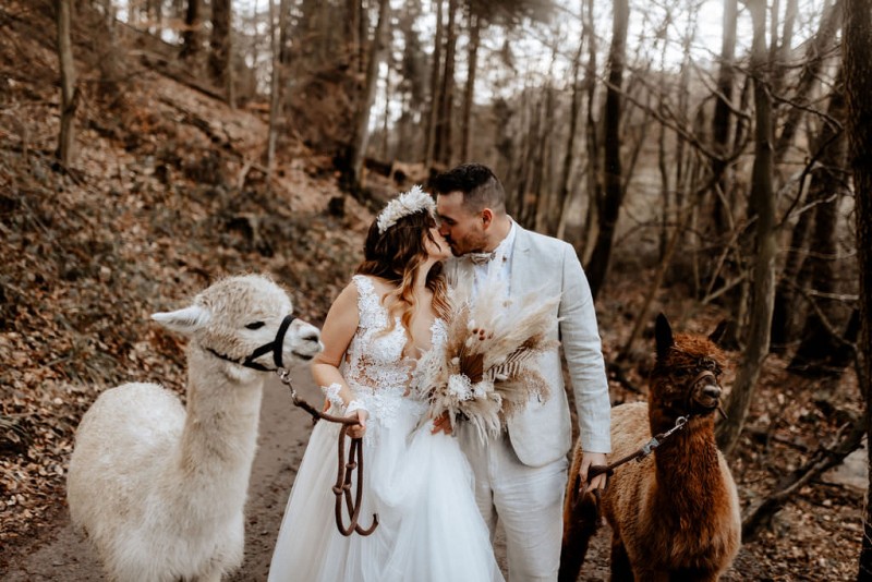 Ein romantisches Boho Brautpaar Shooting im Wald mit Alpakas beim Eventhof Kisselmühle