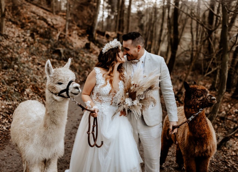 Ein romantisches Boho Brautpaar Shooting im Wald mit Alpakas beim Eventhof Kisselmühle