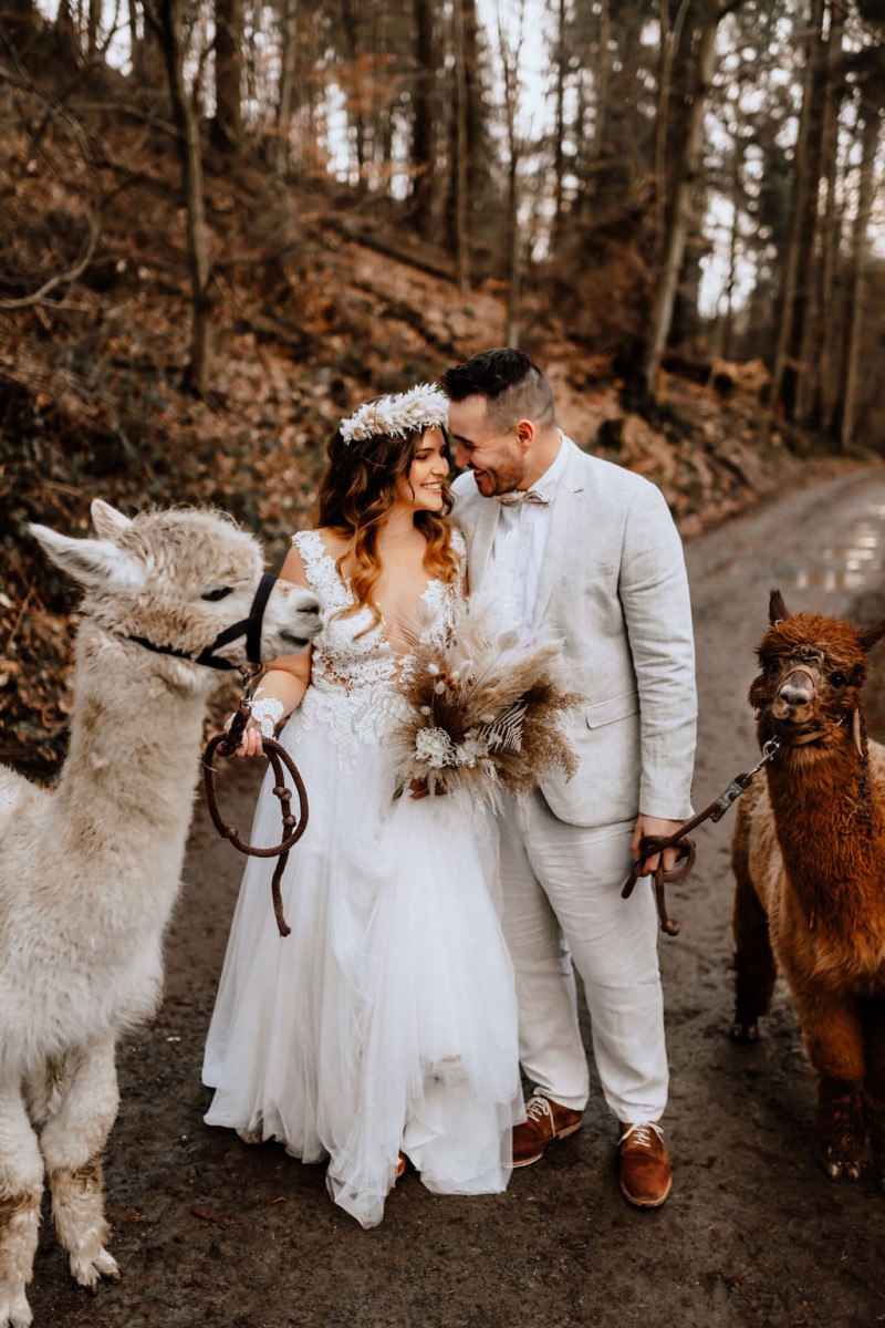 Ein romantisches Boho Brautpaar Shooting im Wald mit Alpakas beim Eventhof Kisselmühle