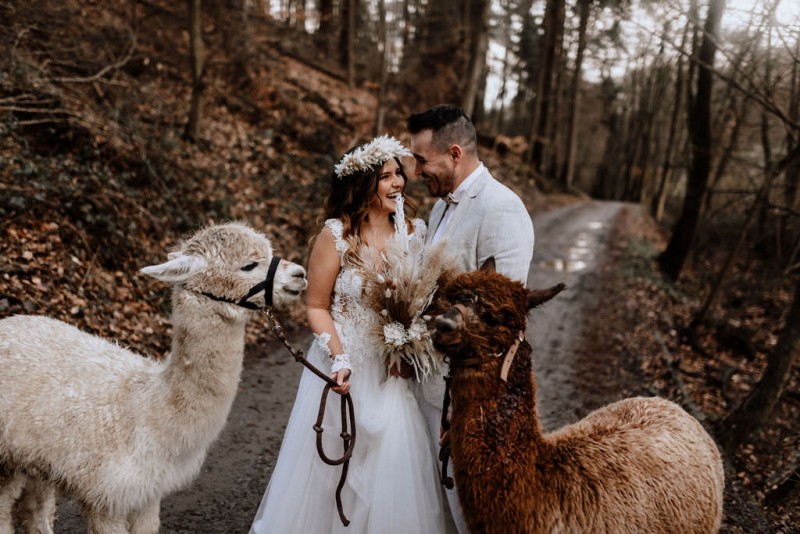 Ein romantisches Boho Brautpaar Shooting im Wald mit Alpakas beim Eventhof Kisselmühle