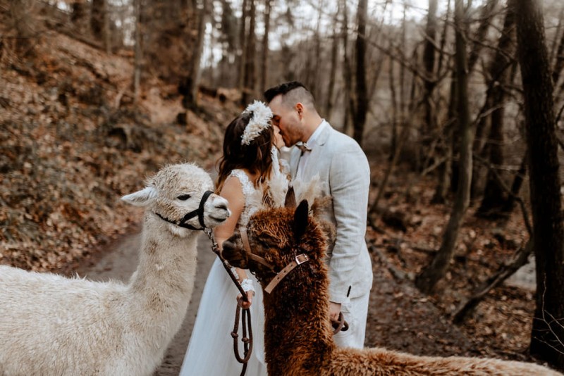 Ein romantisches Boho Brautpaar Shooting im Wald mit Alpakas beim Eventhof Kisselmühle