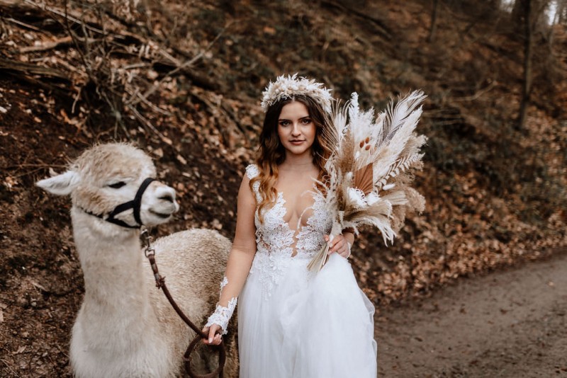 Ein romantisches Boho Brautpaar Shooting im Wald mit Alpakas beim Eventhof Kisselmühle