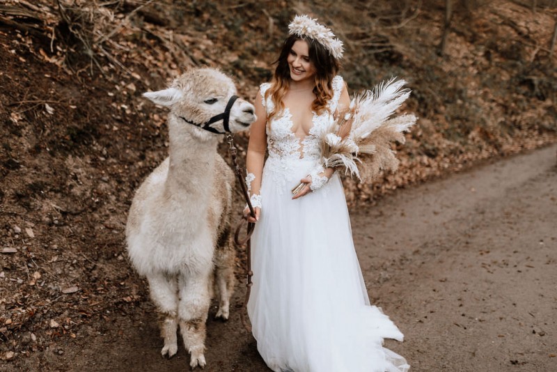 Ein romantisches Boho Brautpaar Shooting im Wald mit Alpakas beim Eventhof Kisselmühle