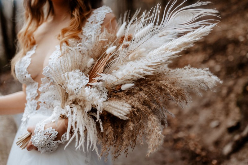 Ein romantisches Boho Brautpaar Shooting im Wald mit Alpakas beim Eventhof Kisselmühle