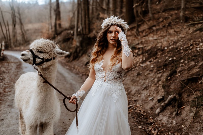 Ein romantisches Boho Brautpaar Shooting im Wald mit Alpakas beim Eventhof Kisselmühle