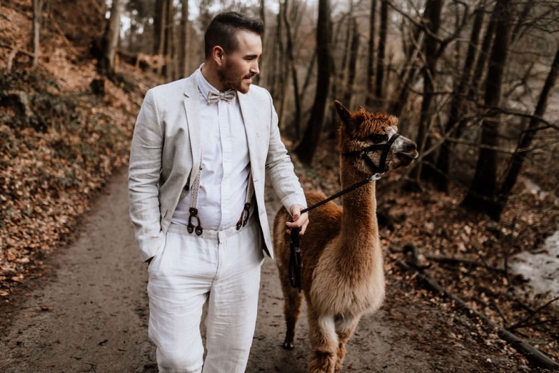 Ein romantisches Boho Brautpaar Shooting im Wald mit Alpakas beim Eventhof Kisselmühle