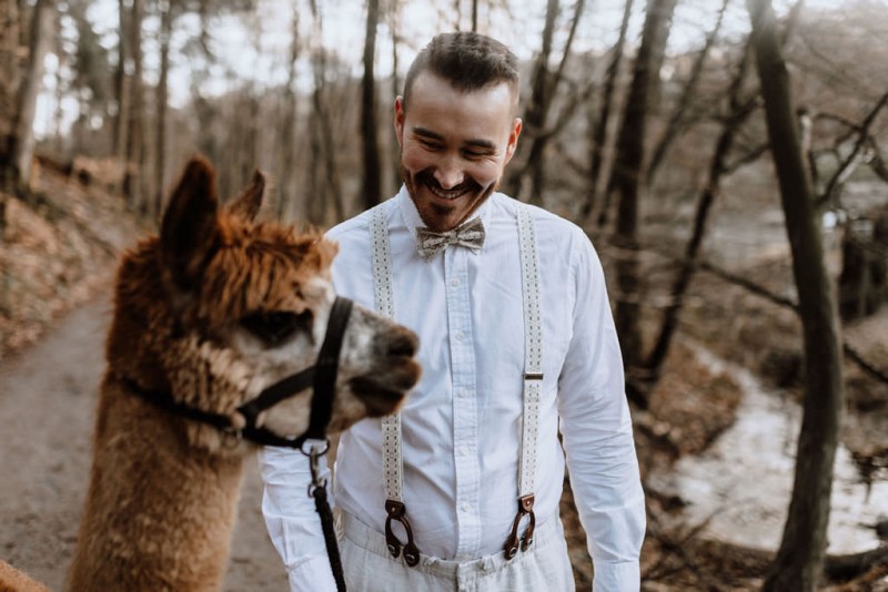 Ein romantisches Boho Brautpaar Shooting im Wald mit Alpakas beim Eventhof Kisselmühle