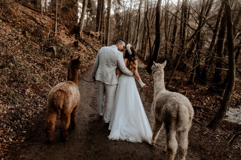 Ein romantisches Boho Brautpaar Shooting im Wald mit Alpakas beim Eventhof Kisselmühle