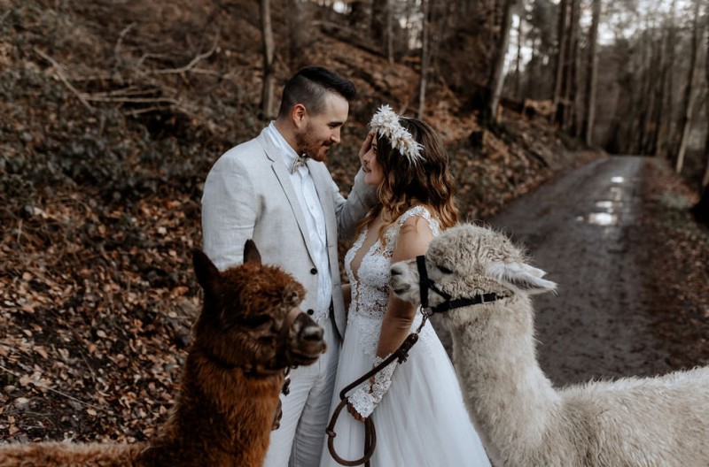 Ein romantisches Boho Brautpaar Shooting im Wald mit Alpakas beim Eventhof Kisselmühle