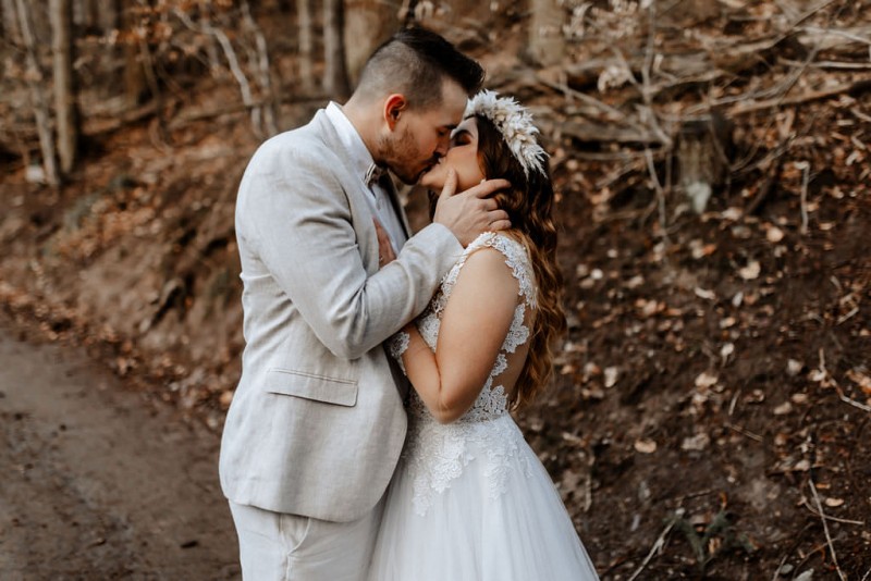Ein romantisches Boho Brautpaar Shooting im Wald mit Alpakas beim Eventhof Kisselmühle