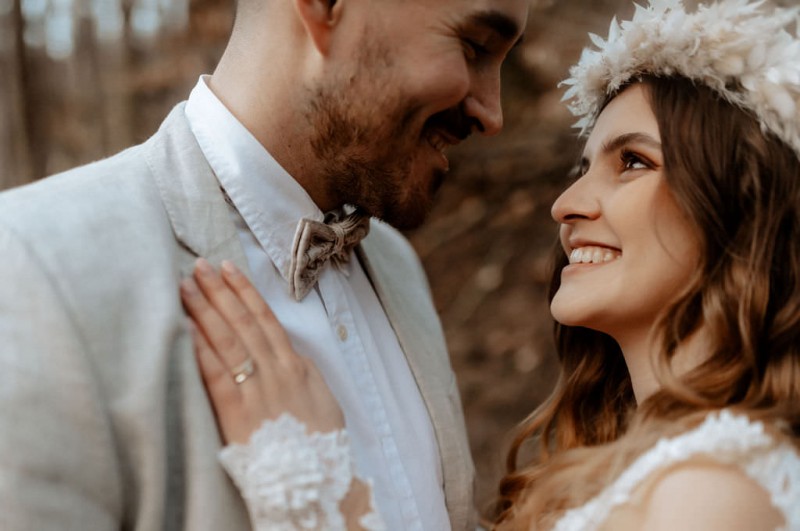 Ein romantisches Boho Brautpaar Shooting im Wald mit Alpakas beim Eventhof Kisselmühle