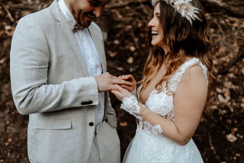 Ein romantisches Boho Brautpaar Shooting im Wald mit Alpakas beim Eventhof Kisselmühle