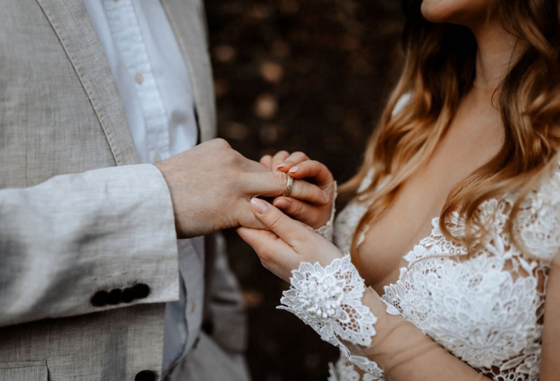 Ein romantisches Boho Brautpaar Shooting im Wald mit Alpakas beim Eventhof Kisselmühle