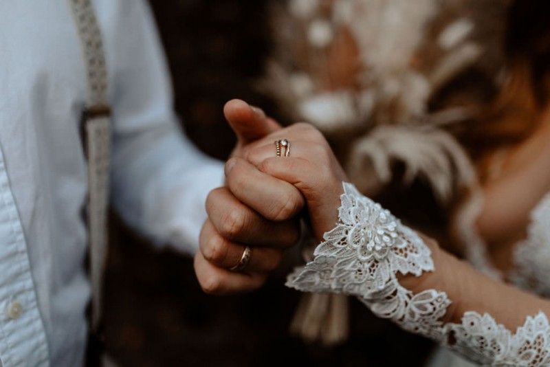 Ein romantisches Boho Brautpaar Shooting im Wald mit Alpakas beim Eventhof Kisselmühle