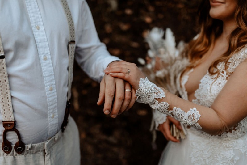 Ein romantisches Boho Brautpaar Shooting im Wald mit Alpakas beim Eventhof Kisselmühle