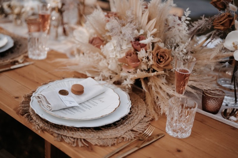 Romantische Bohohochzeit im Schloss Jägersburg in Pastell und Terracotta