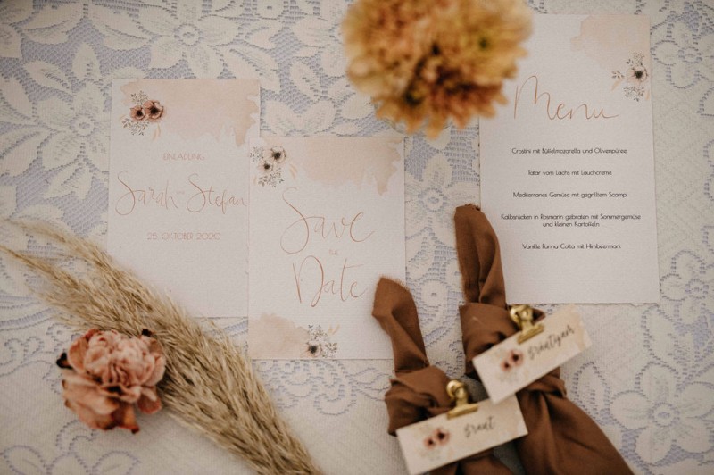 Eine traumhafte Bohohochzeit im Sommer in Cremetönen