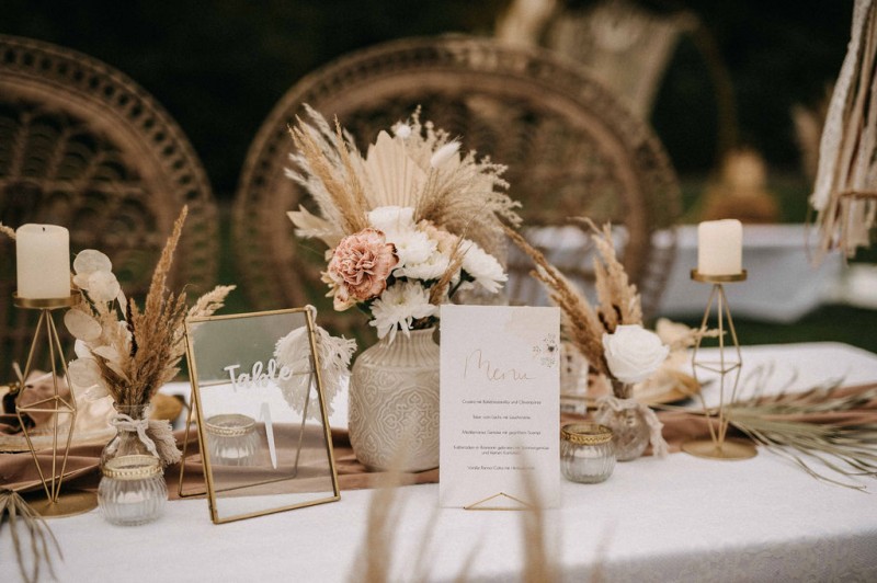 Eine traumhafte Bohohochzeit im Sommer in Cremetönen Tischdeko Hochzeit, Bohohochzeit, Tischdekoration Bohohochzeit