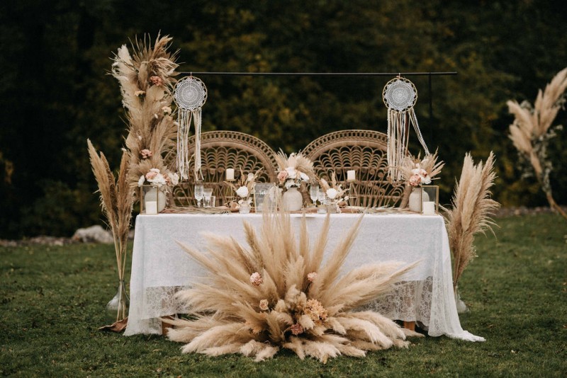 Eine traumhafte Bohohochzeit im Sommer in Cremetönen