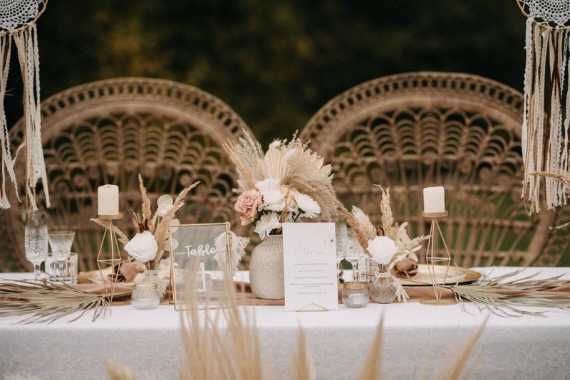 Eine traumhafte Bohohochzeit im Sommer in Cremetönen