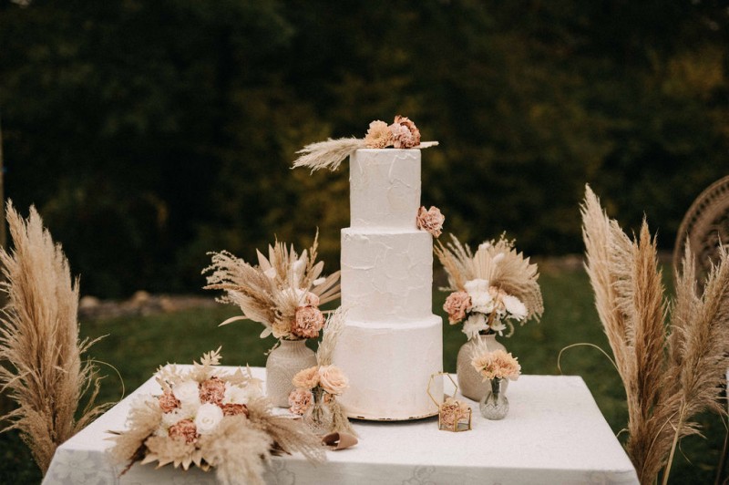 Eine traumhafte Bohohochzeit im Sommer in Cremetönen