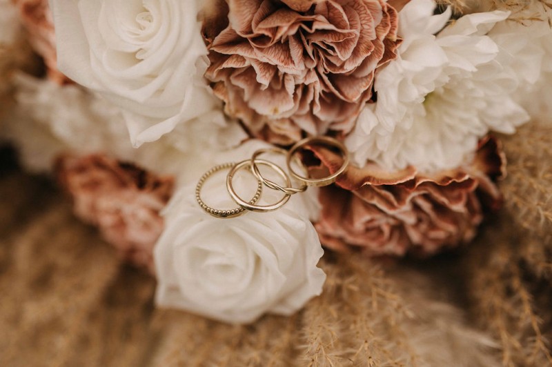 Eine traumhafte Bohohochzeit im Sommer in Cremetönen