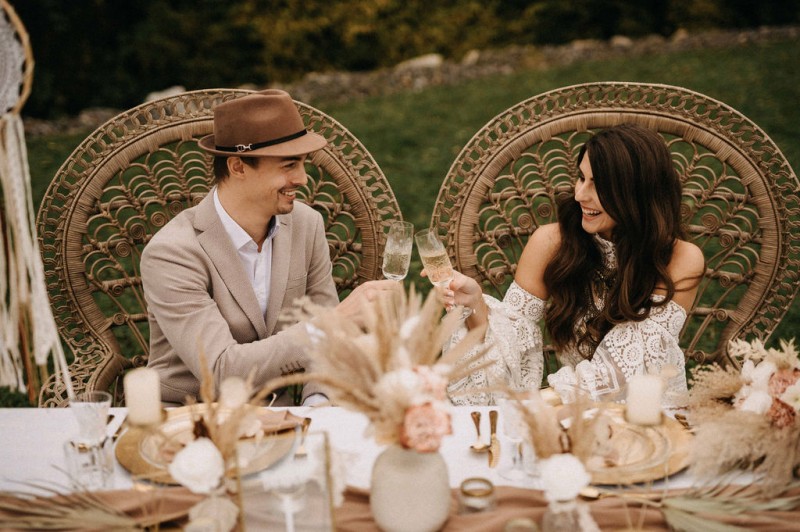 Eine traumhafte Bohohochzeit im Sommer in Cremetönen
