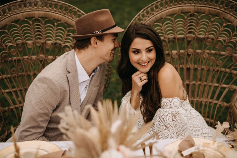 Eine traumhafte Bohohochzeit im Sommer in Cremetönen