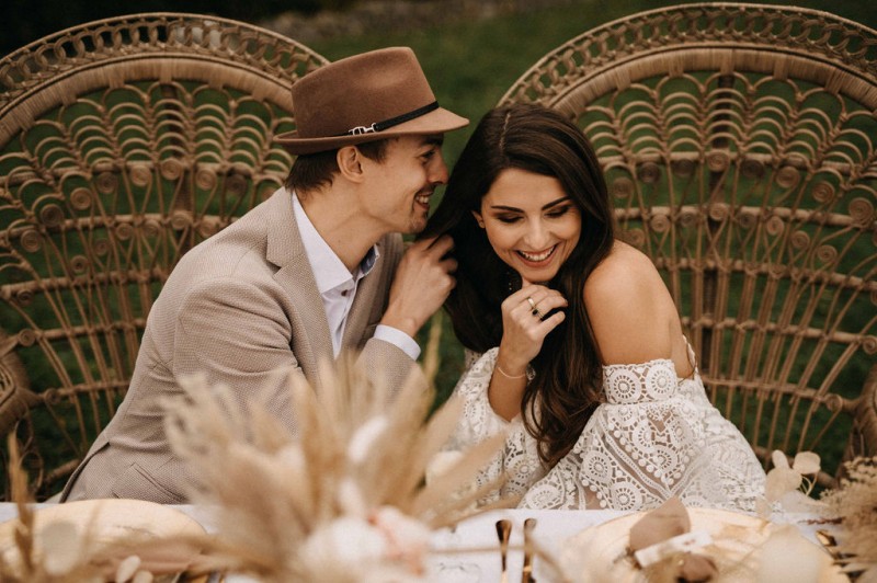 Eine traumhafte Bohohochzeit im Sommer in Cremetönen