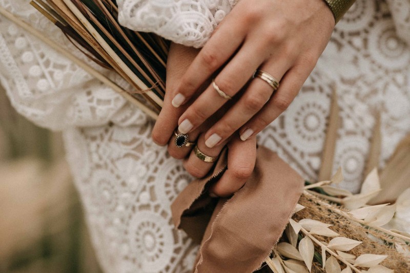 Eine traumhafte Bohohochzeit im Sommer in Cremetönen