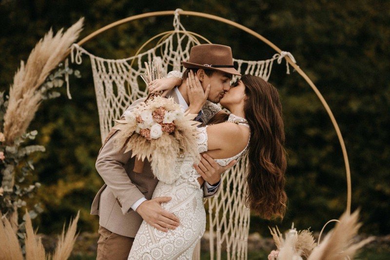 Eine traumhafte Bohohochzeit im Sommer in Cremetönen