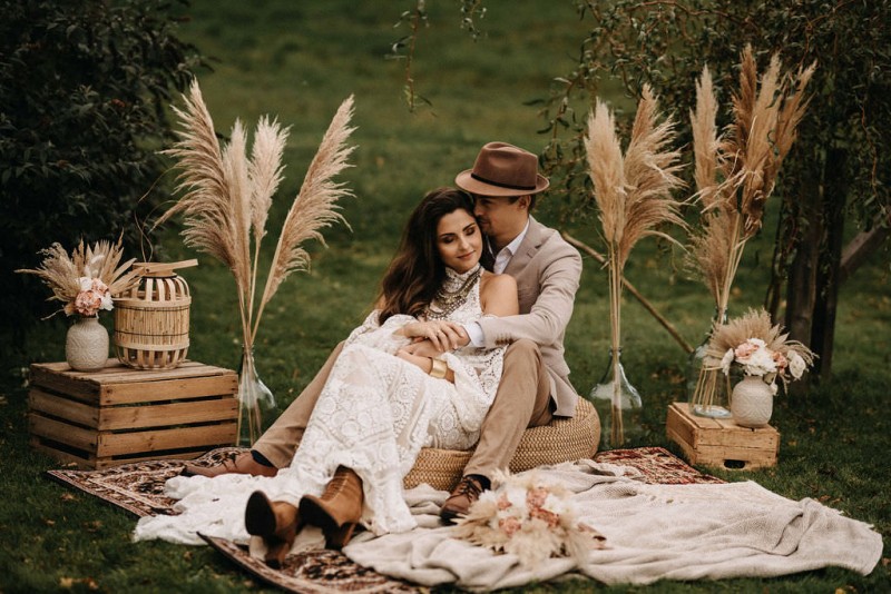 Eine traumhafte Bohohochzeit im Sommer in Cremetönen