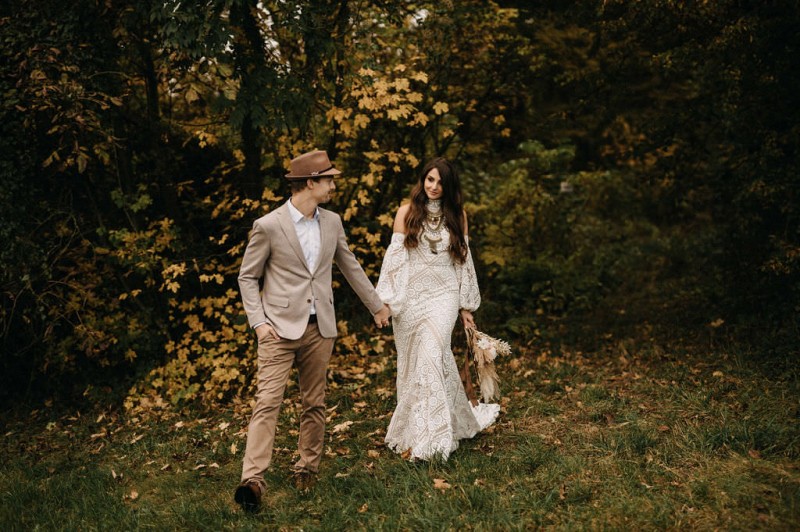 Eine traumhafte Bohohochzeit im Sommer in Cremetönen