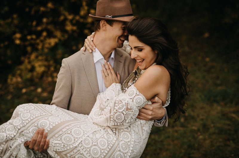 Eine traumhafte Bohohochzeit im Sommer in Cremetönen