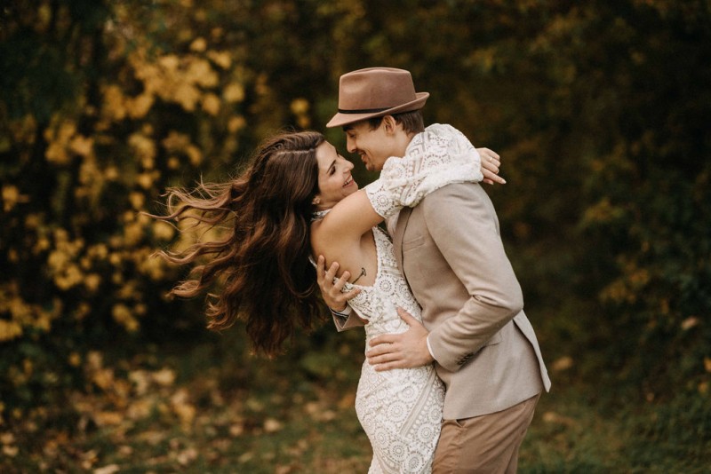 Eine traumhafte Bohohochzeit im Sommer in Cremetönen