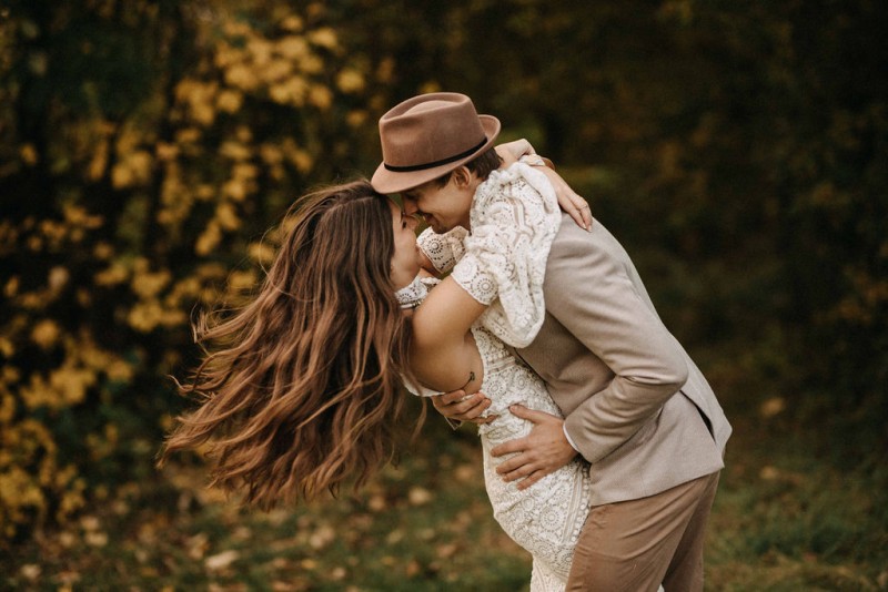 Eine traumhafte Bohohochzeit im Sommer in Cremetönen