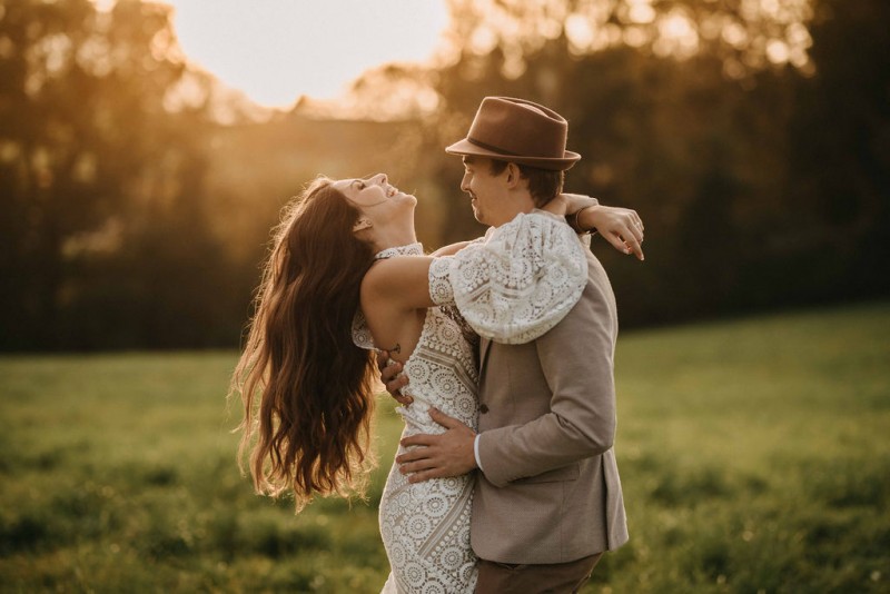 Eine traumhafte Bohohochzeit im Sommer in Cremetönen