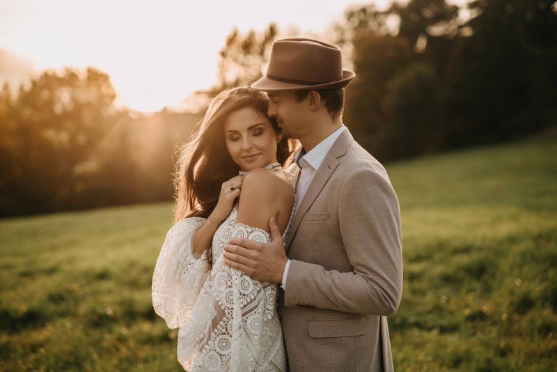 Eine traumhafte Bohohochzeit im Sommer in Cremetönen