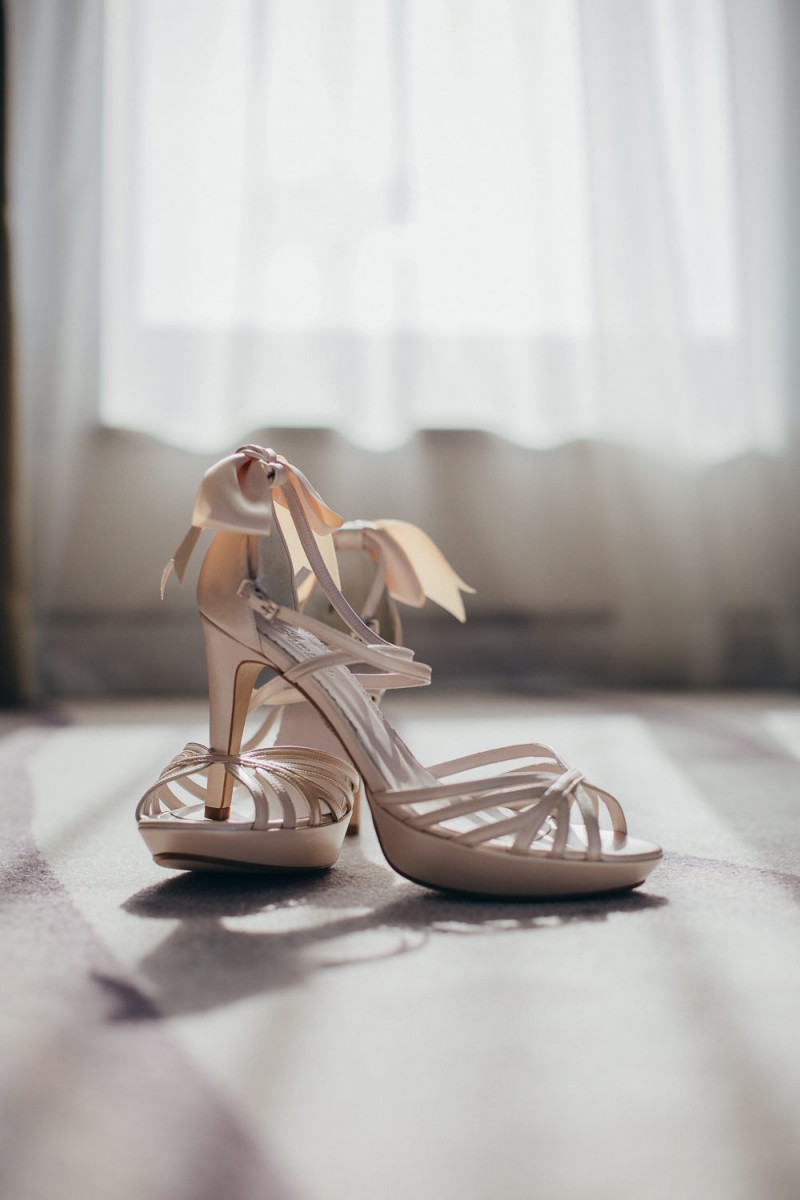 Eine frabenfrohe und moderne Sommerhochzeit in der Pantone Farbe des Jahres 2021 Illuminating & Ultimate Grey