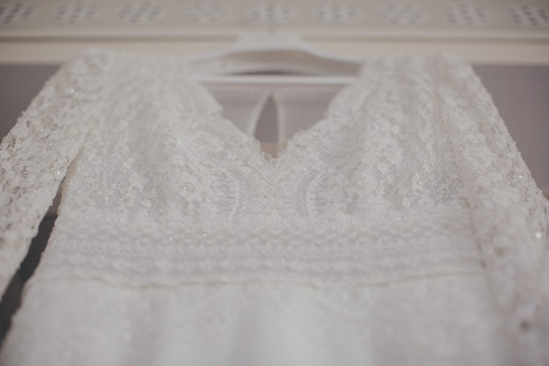 Eine frabenfrohe und moderne Sommerhochzeit in der Pantone Farbe des Jahres 2021 Illuminating & Ultimate Grey