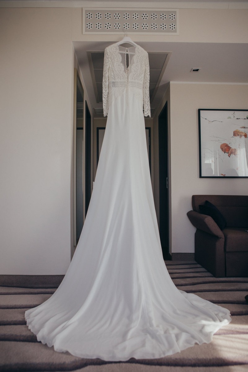 Eine frabenfrohe und moderne Sommerhochzeit in der Pantone Farbe des Jahres 2021 Illuminating & Ultimate Grey