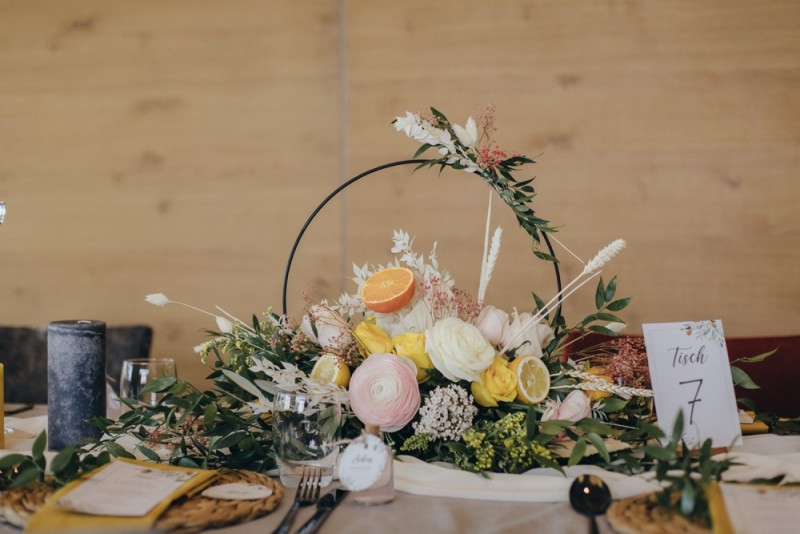 Eine frabenfrohe und moderne Sommerhochzeit in der Pantone Farbe des Jahres 2021 Illuminating & Ultimate Grey