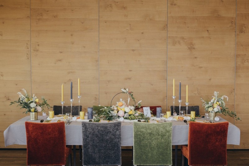 Eine frabenfrohe und moderne Sommerhochzeit in der Pantone Farbe des Jahres 2021 Illuminating & Ultimate Grey