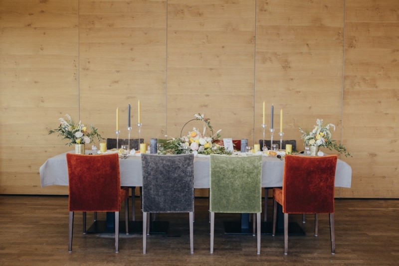 Eine frabenfrohe und moderne Sommerhochzeit in der Pantone Farbe des Jahres 2021 Illuminating & Ultimate Grey